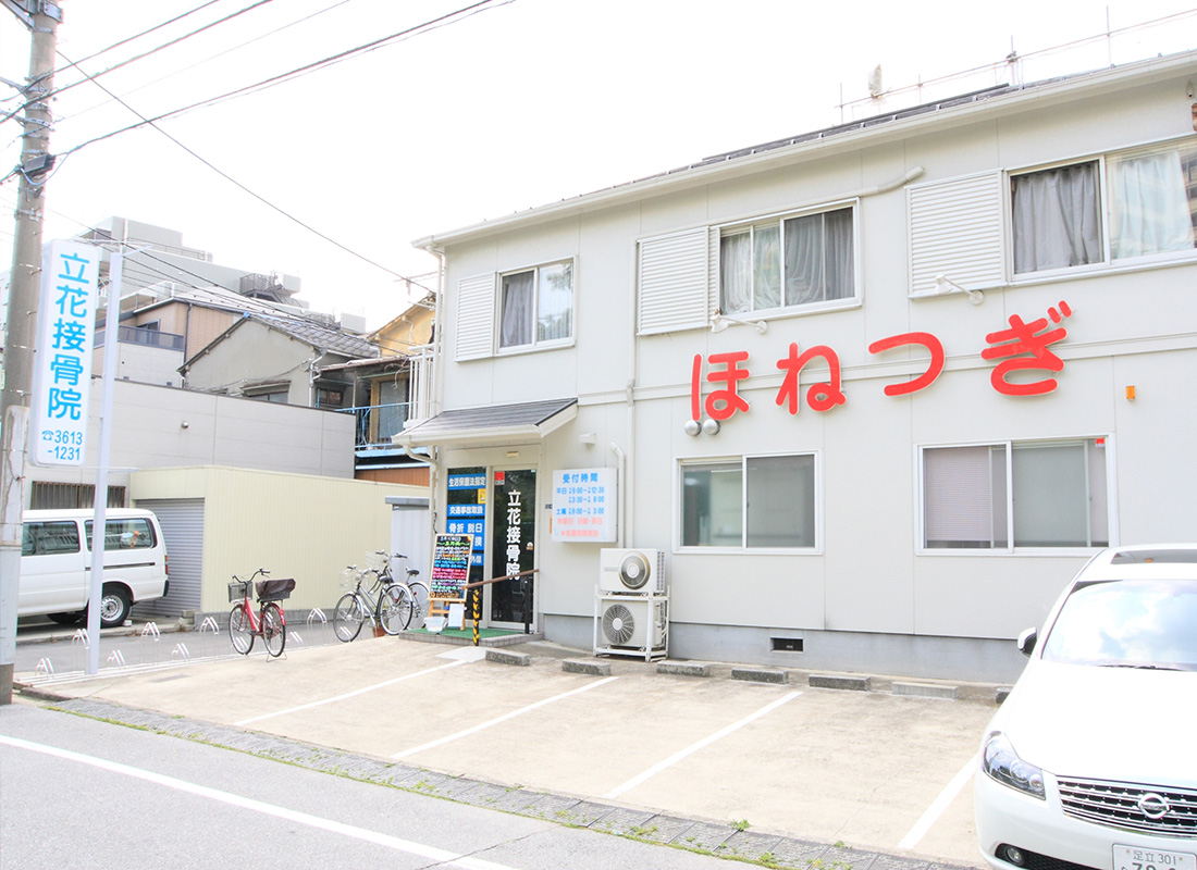 墨田区巻き爪センターの専用駐車場（店舗前に4台分）